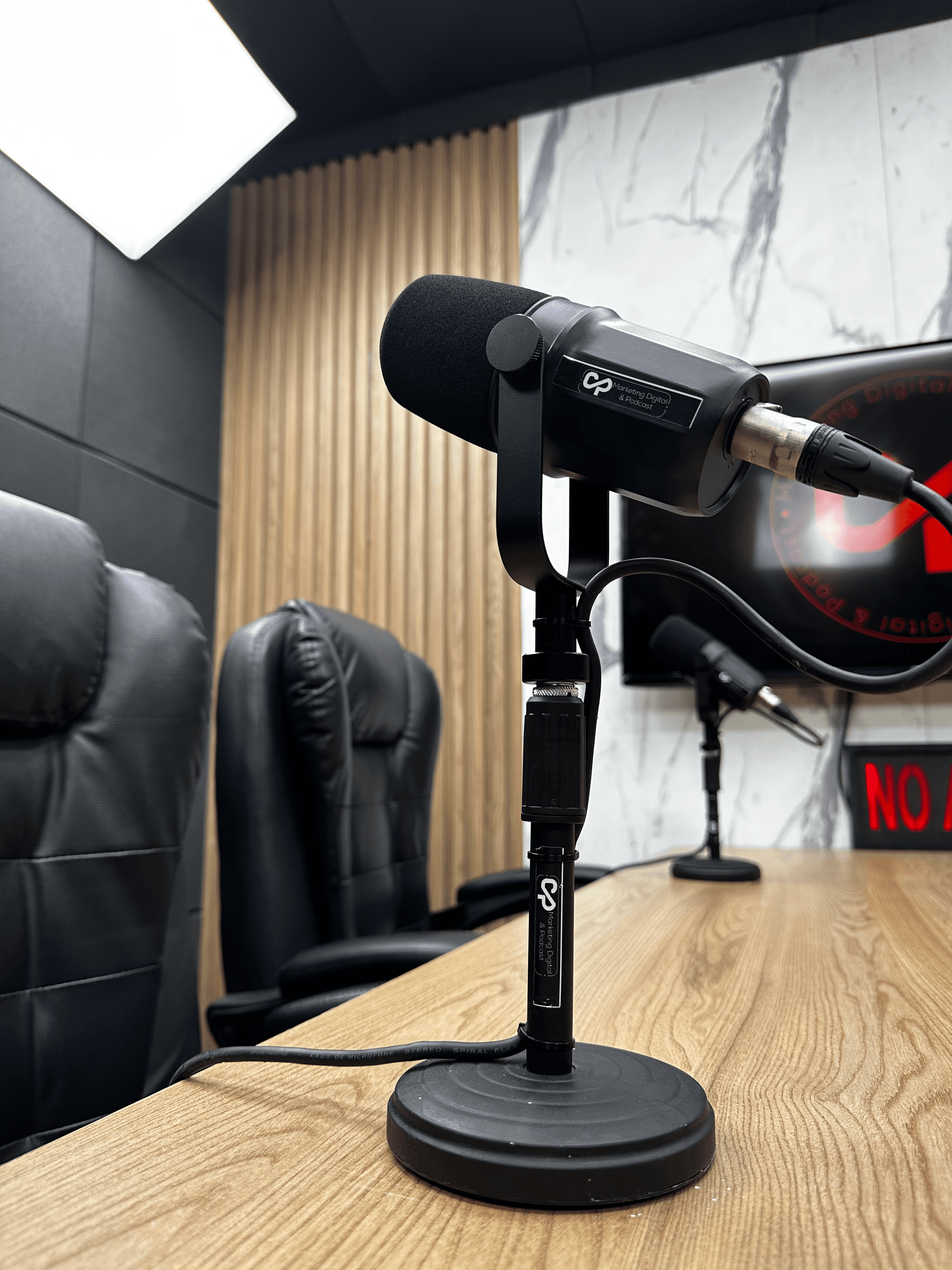 Mulher falando em um microfone de podcast